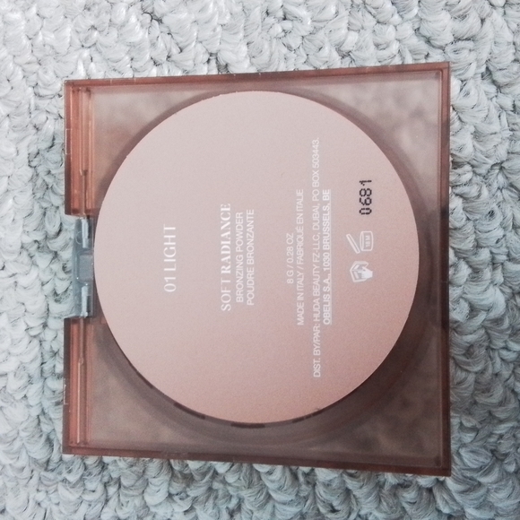 Glowish by Huda Beauty Bronzing Powder - Picture 3 of 3